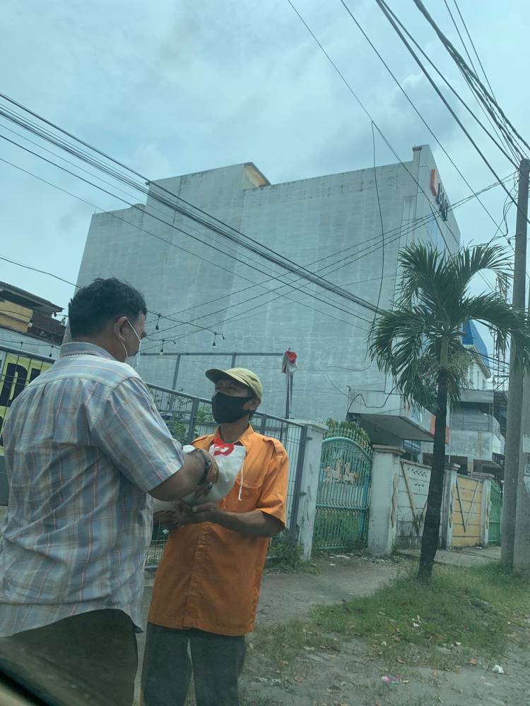'Ayo Tengok Tetangga', Kegiatan Mulia Pasutri Asal Medan Berbagi Rezeki Kepada Warga Kurang Mampu