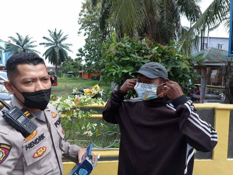 Tim Gabungan Polsek Medan Area Bagi Masker Kepada Warga di Jalan Rahmadsyah