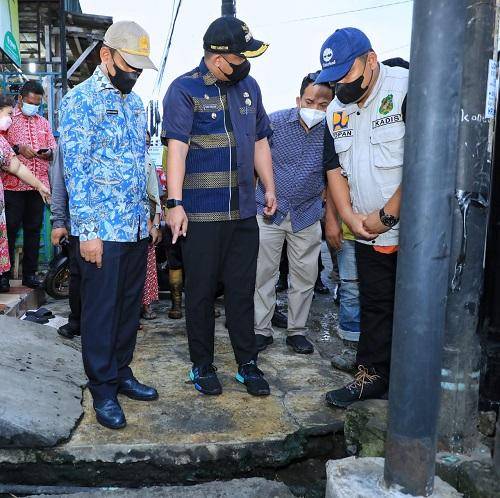 Tinjau Drainase di Jalan Bajak II, Bobby Langsung Perintahkan Kadis PU lakukan Perbaikan