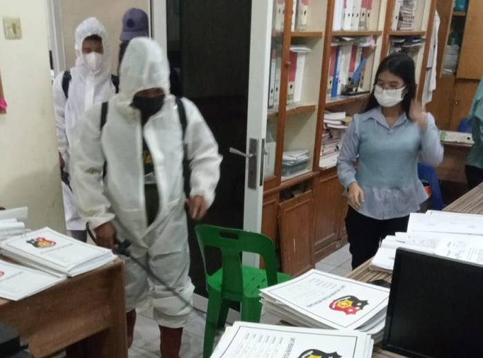 Antisipasi Penyebaran Covid-19, Polsek Medan Baru Lakukan Penyemprotan Desinfektan