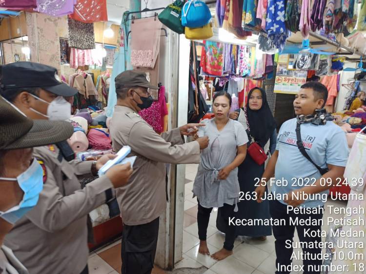 Di Pasar Petisah, Polsek Medan Baru Bagikan Masker dan Himbau Warga Patuhi Prokes