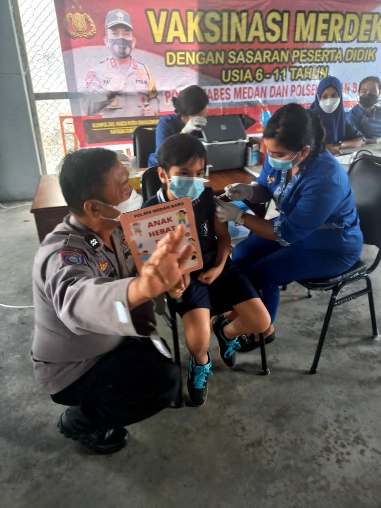 Polsek Medan Baru Vaksinasi Tahap II Kepada Murid SD Cita Luhur