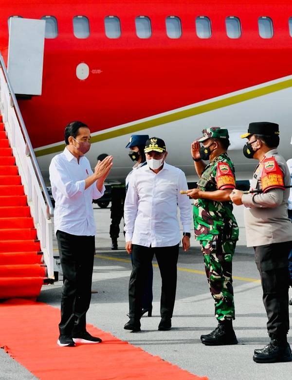 Kapolda Sumut Sambut Kedatangan Presiden RI di Bandara Internasional Silangit