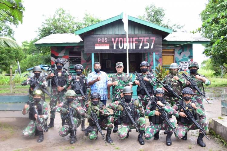 Danrem 174 Merauke Tinjau Prajurit Satgas Pamtas RI-PNG Yonif 757/Ghupta Vira
