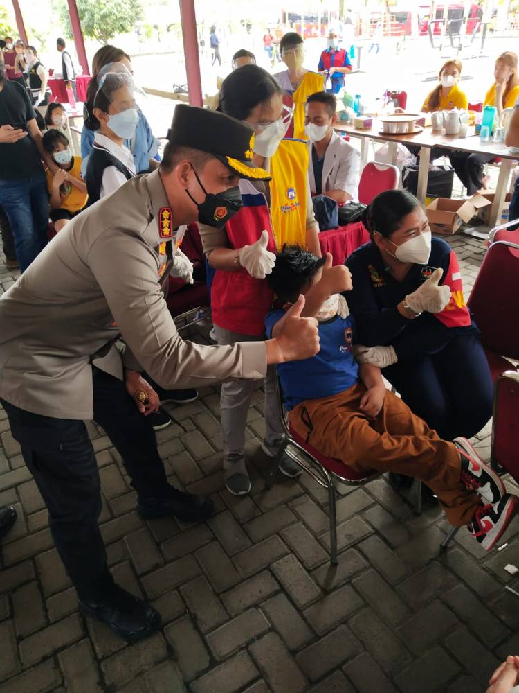 Vaksinasi di Prime One School, Kapolrestabes Medan Minta Murid Giat Belajar Tatap Muka di Sekolah