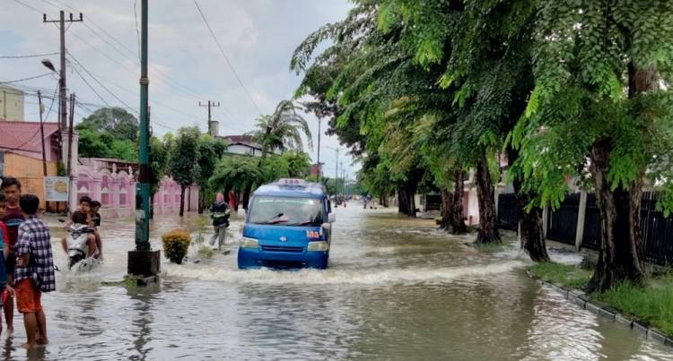 Hujan Deras, Jalan Dr Mansyur Medan Susah Dilalui Kendaraan