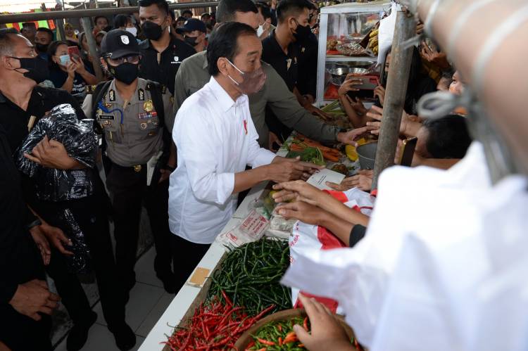 Pedagang Pasar Kebun Lada Binjai Dapat Bantuan Uang dan Kaos Jokowi