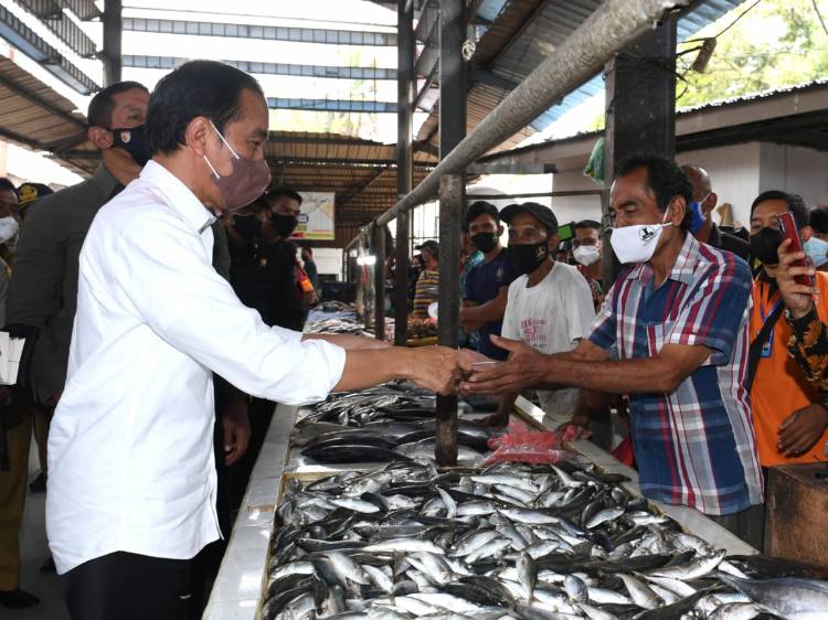 Presiden Jokowi Bagikan Bantuan Modal di Pasar Kebun Lada Kota Binjai