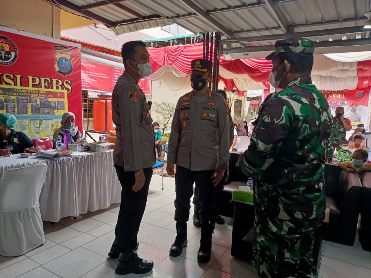 Tinjau Vaksinasi di Polsek Percut Sei Tuan, Kapolrestabes Medan Beri Semangat ke Anak-anak