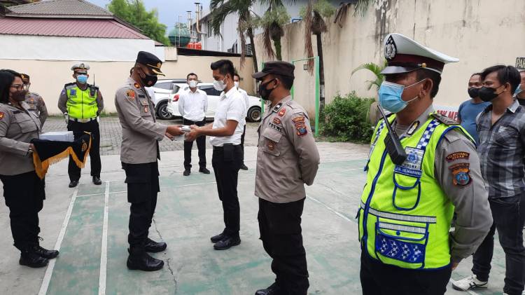 Kombes Valentino Bagi-bagi Masker dan Vitamin Kepada Polsek Medan Timur