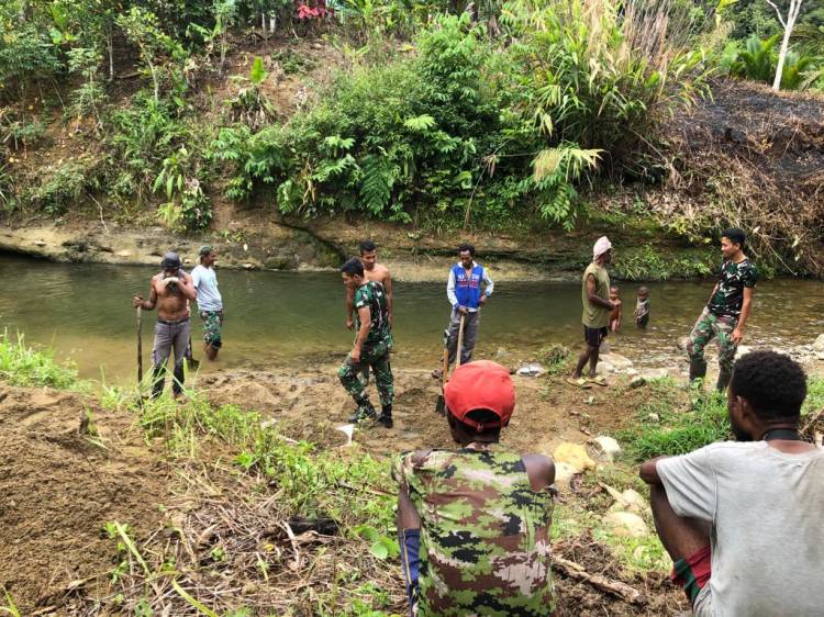 Satgas Yonif 126/KC Bersihkan Irigasi di Pegunungan Bintang