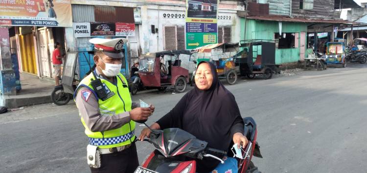 Cegah Penyebaran Covid-19, Polantas Pancur Batu Bagikan Masker ke Warga