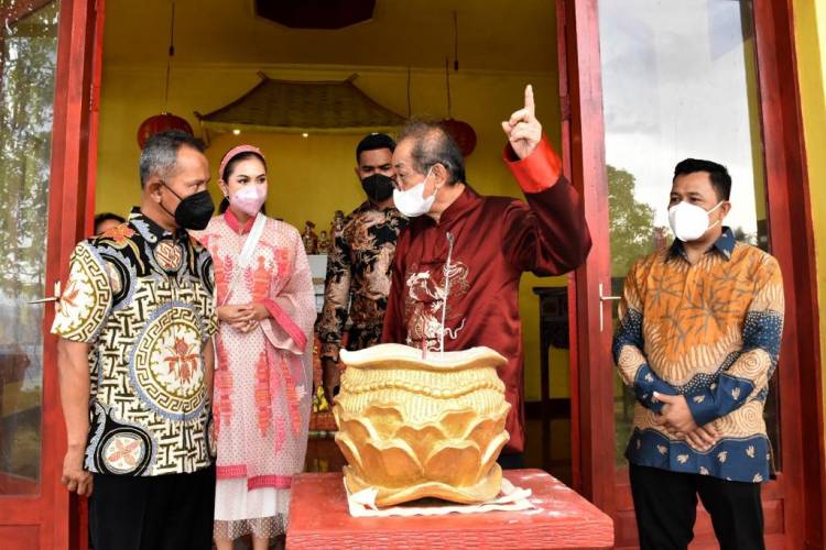 Sampaikan Ucapan Tahun Baru Imlek 2573, Pangdam XVI/Pattimura Kunjungi Vihara Suarna Giri Tirta