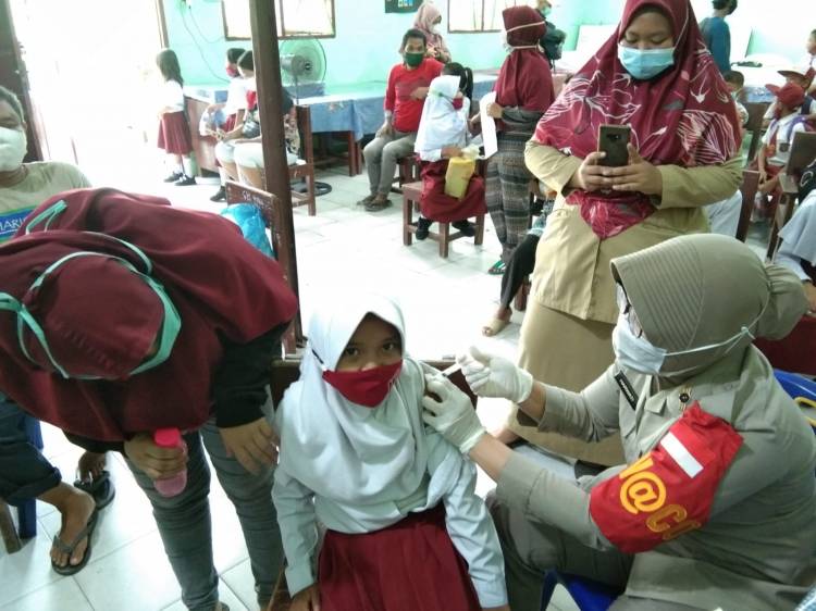 Gunakan Vaksin Sinovac, Polsek Medan Area Gelar Vaksinasi Dosis 1 dan 2 kepada Anak-anak di Denai