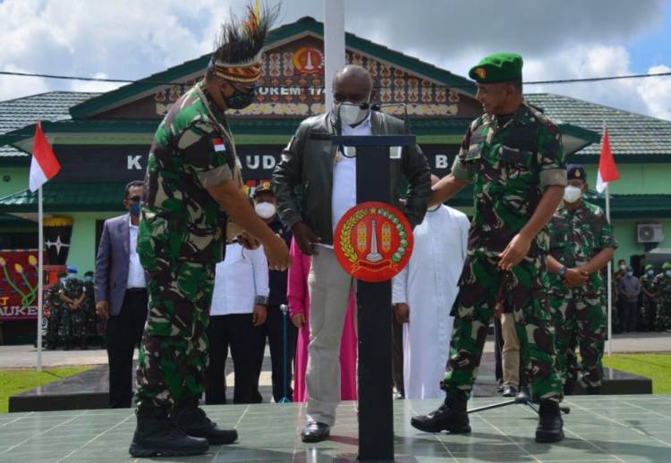 Korem 174/ATW Kukuhkan Bupati Merauke Sebagai Orang Tua Asuh Prajurit Yonif 757/GV