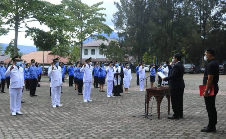 Lantik Pejabat di Lingkungan Pemkab Samosir, Bupati Samosir: Kita Harus Melayani, Bukan Dilayani