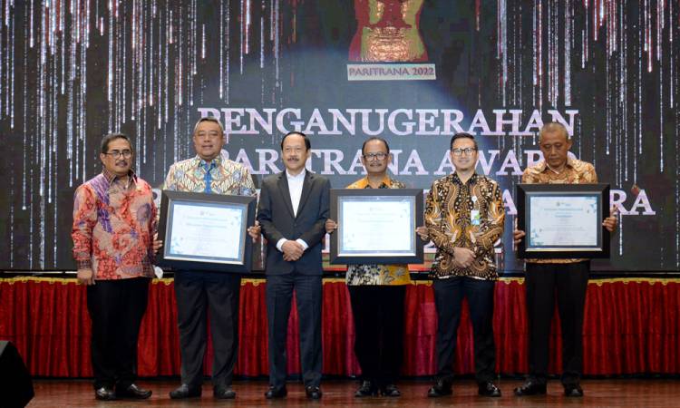 Serahkan Paritrana Award, Sekdaprov Sumut Harapkan Percepatan Jaminan Sosial Seluruh Pekerja Terwujud