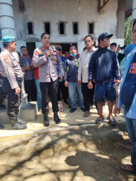 Polrestabes Redam Aksi Warga Tolak Pengukuran Lahan Oleh Pengadilan Lubuk Pakam di Jalan Meka Tani 