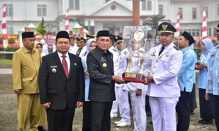 Gubernur Sumut Edy Rahmayadi Serahkan Tunggul Kecamatan Terbaik se-Sumut TA 2022 di Sipirok