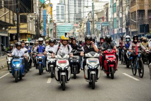 Bobby Nasution dan Ridwan Kamil Uji Coba Sekaligus Sosialisasikan Sepeda Motor Listrik
