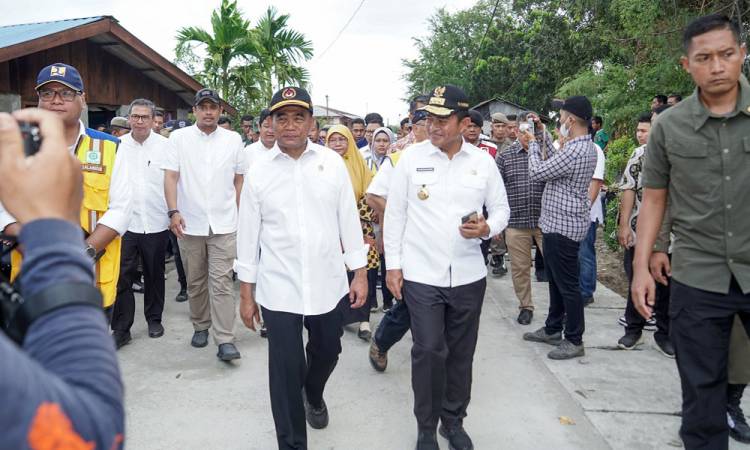 Pj Gubernur Sumut Dampingi Menteri PMK Serahkan Bantuan Pangan CPP di Belawan