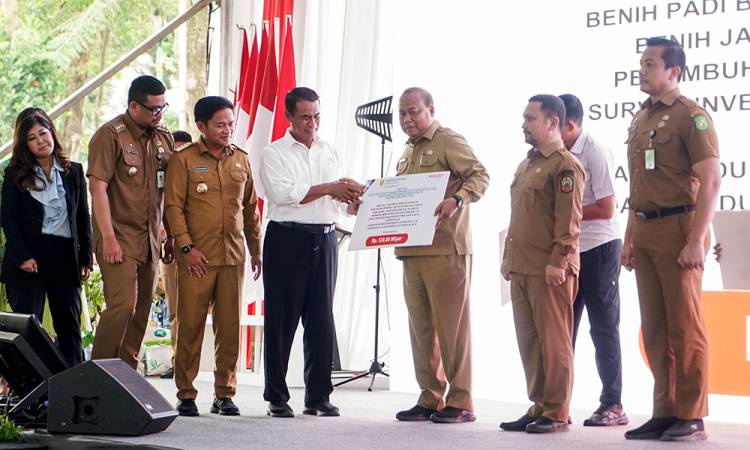 Dampingi Mentan Serahkan Bantuan Pertanian Senilai Rp534 Miliar, Pj Gubernur Sumut Apresiasi dan Komit Terus Perkuat Ketahanan Pangan
