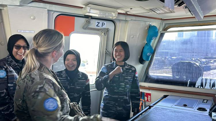 Penasehat Gender UNIFIL Kunjungi Kapal Srikandi Penjaga Perdamaian