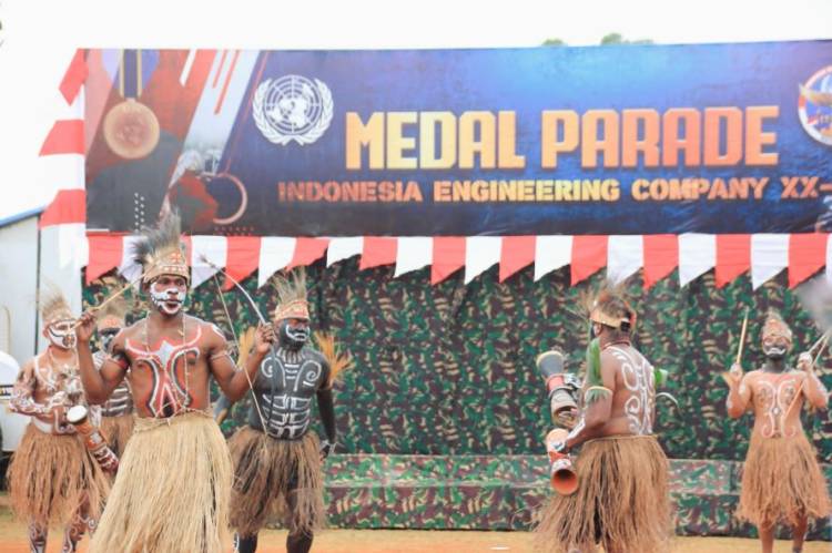 Medal Parade Satgas KIZI XX-T/MONUSCO, Pamerkan Kesenian Khas Indonesia