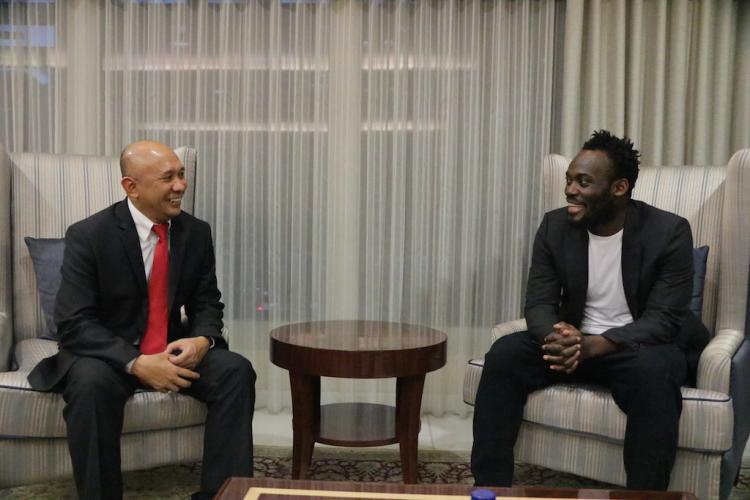 Kepala Staf Kepresidenan Terima Bintang Baru Persib Michael Essien