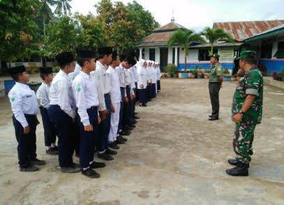 Jelang MTQ ke-46 Kabupaten Labuhan Batu, Babinsa Latih Paskibra Sekolah
