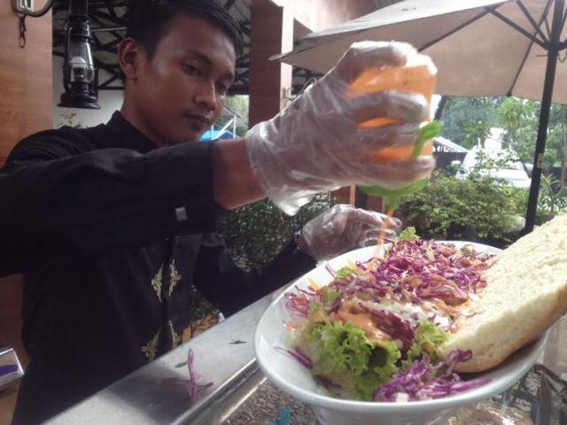 Roti Kreak di Taman Selfie Binjai, Paduan Mayones, Daging, Sayuran dan Saosnya...Hmmm... Nyummi...