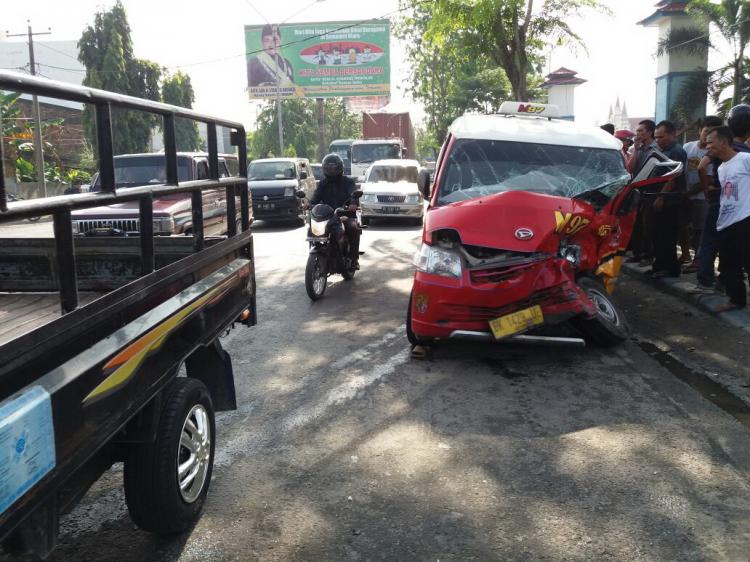 Angkot Tabrak Kijang, Empat Penumpang Luka-Luka