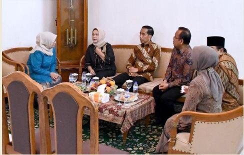 Presiden Jokowi Doakan Kesembuhan KH Hasyim Muzadi