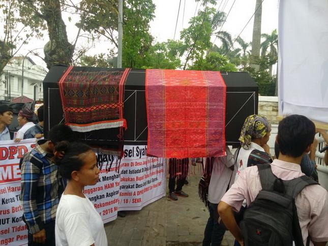 Terkait Penggusuran Makam di Sipirok, Warga Demonstrasi ke Kantor Gubernur 