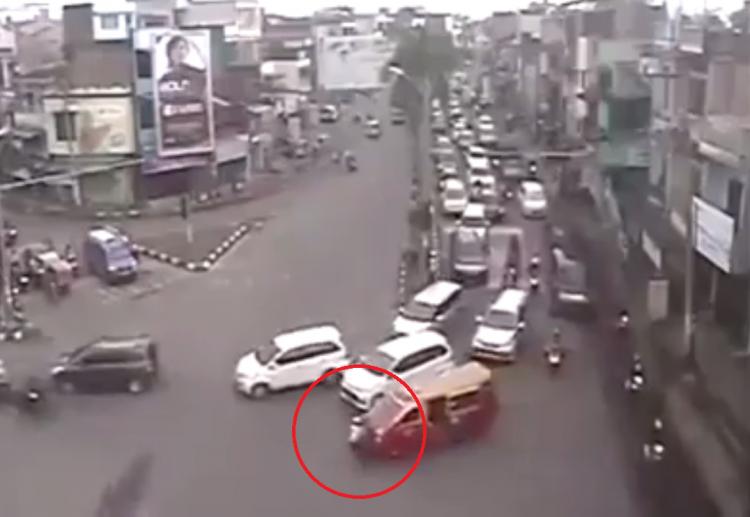 Bripda Pama Winda Ditabrak Angkot saat Tugas Atur Lalu Lintas di Simpang Jalan Jamin Ginting Medan