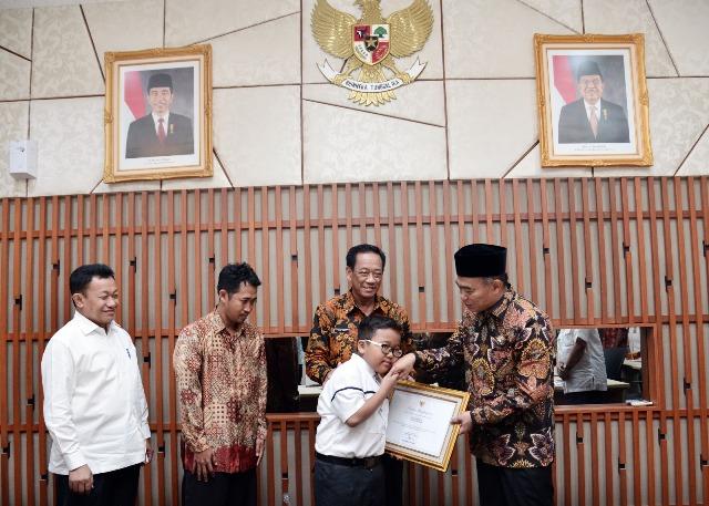 Mainkan Organ dengan Mata Tertutup, Siswa SD Ini Siap Pecahkan Rekor Dunia  
