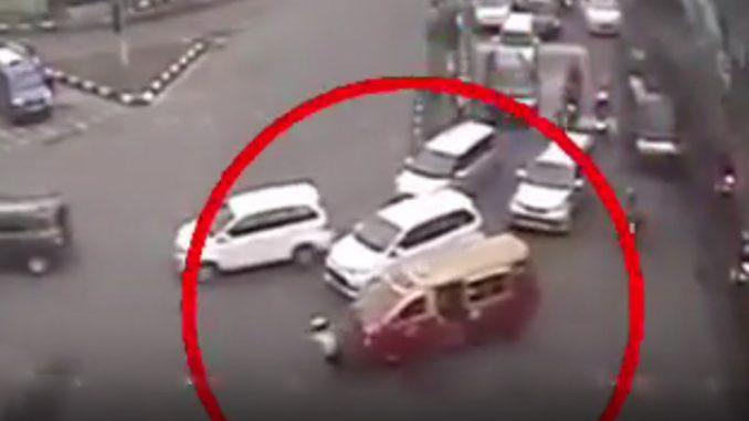 Atur Lalin di Simpang Jalan Jamin Ginting, Bripda Pama Winda Ditabrak Angkot MITRA