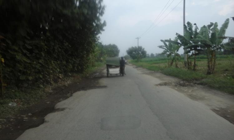 Warga Diski Keluhkan Jalan Rusak dan Gelap 