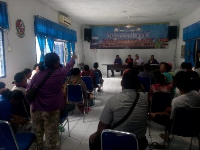 Tuntut Ganti Kepala Dusun, Puluhan Warga Datangi Kantor Camat Beringin