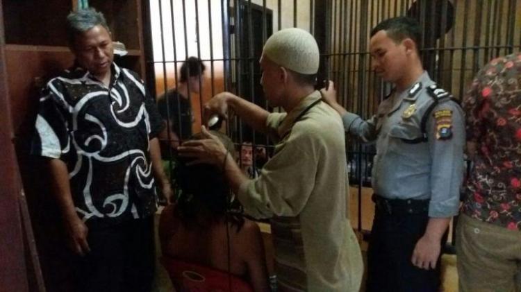 Dapatkan Perawatan, Tahanan Polres Deli Serdang Cukur Rambut