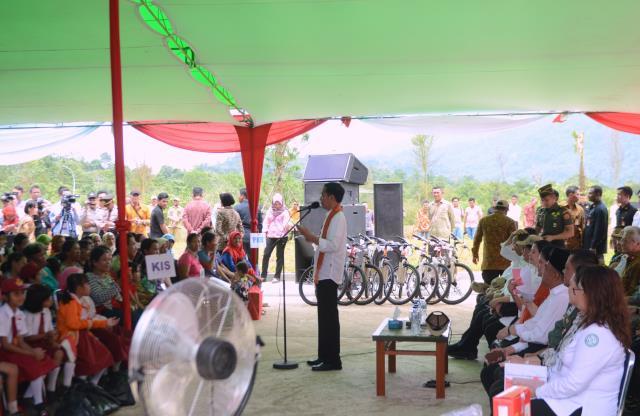 Bagikan KIP, KIS, dan PKH, Presiden Jokowi: Kalau Buat Beli Rokok Dicabut