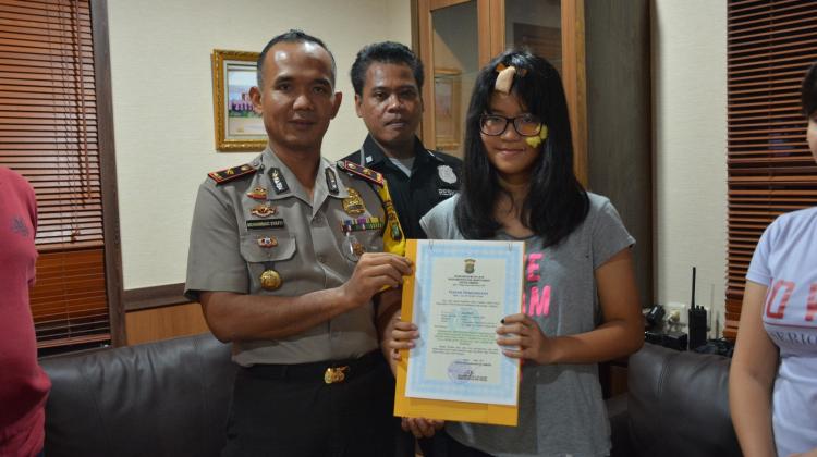Pelajar Cantik Ini Mendapat Penghargaan karena Berhasil Gagalkan Aksi Penjambretan