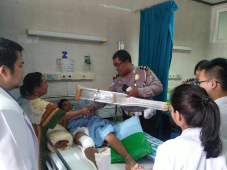 Jenguk Korban Laka Lantas, Polsek Delitua Beri Bantuan Tongkat