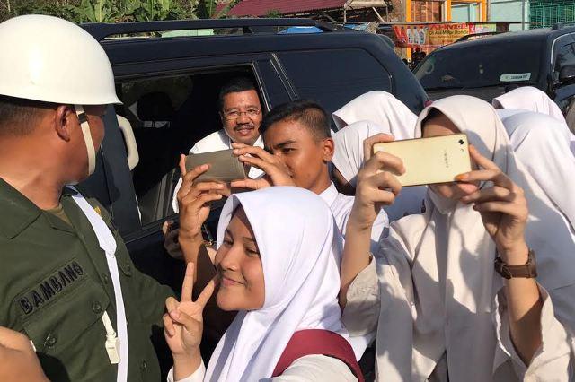 Saat Presiden Jokowi dan Gubsu Berselfie dengan Siswa SMA Negeri 1 Matauli