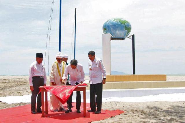 Presiden Jokowi dan Gubsu Resmikan Tugu Titik Nol Islam Nusantara di Tapteng
