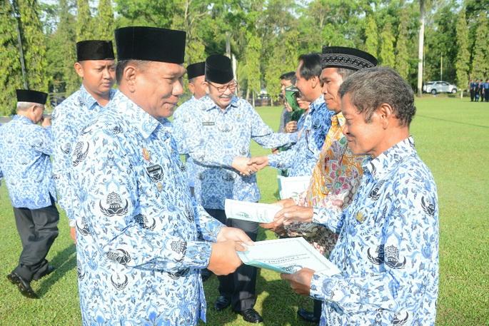 Bupati Serahkan Dana Sosial Korpri kepada Pensiunan