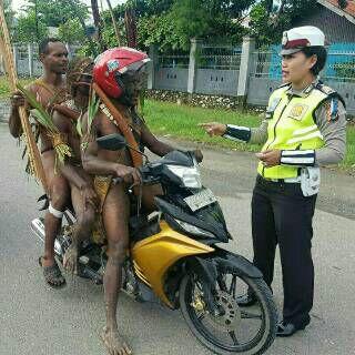 Pengendara ini Ditegur Polwan Bukan Karena Tak Pakai Baju, Tetapi...