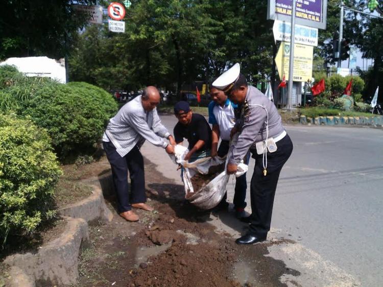 Operasi Simpatik Toba 2017, Polsek Delitua dan Warga Perbaiki Lubang Jalan