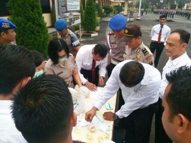 Personil Sat Narkoba Polres Deli Serdang Lakukan Tes Urin