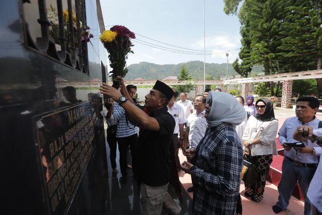 Setelah Ijeck, Giliran Edy Rahmayadi Ziarah ke Makam Sisingamangaraja XII di Balige